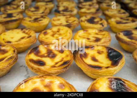 Dessert portugais traditionnel Pastle de Nata avec crème anglaise au comptoir Banque D'Images