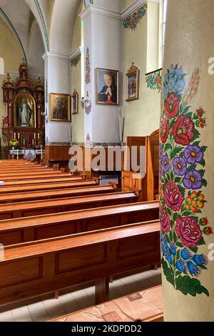 Église décorée à la main dans le village Zalipie, Pologne. Banque D'Images