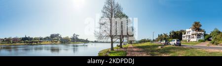 DURBANVILLE, AFRIQUE DU SUD - SEP 13, 2022 : un paysage panoramique au barrage de Sonstraal à Durbanville, dans la région métrolitaine du Cap. Maisons de luxe et véh Banque D'Images