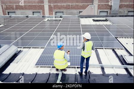 Ingénieur, planification et installation de panneaux solaires, maintenance et travail d'équipe pour l'énergie renouvelable sur un toit extérieur. Collaboration, planification et Banque D'Images