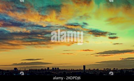 Glasgow, Écosse, Royaume-Uni 8th novembre 2022. Météo au Royaume-Uni : la pluie a laissé place à un temps plus lumineux et à un ciel d'aube intéressant. Crédit Gerard Ferry/Alay Live News Banque D'Images