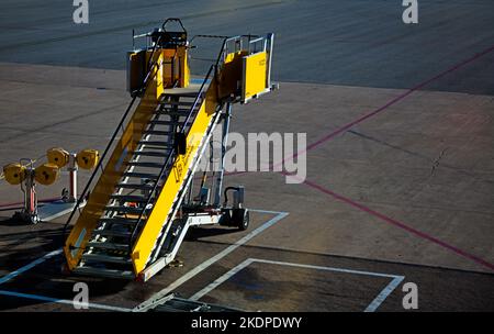 Stockholm, Arlanda Suède - 11 octobre 2022: Escaliers utilisés pour débarquer et monter à bord des avions Banque D'Images