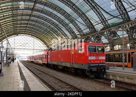 La locomotive électrique Deutsch Bahn classe 143 entre à la gare centrale HBF de Dresde, septembre 2022 Banque D'Images
