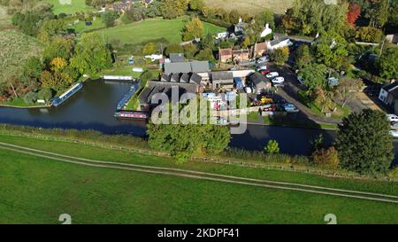 Photo aérienne de drone du New Wharf, location de bateau centre et église à Tardebigge, sur le canal de Worcester et Birmingham, Worcestershire. Royaume-Uni octobre 2022 Banque D'Images