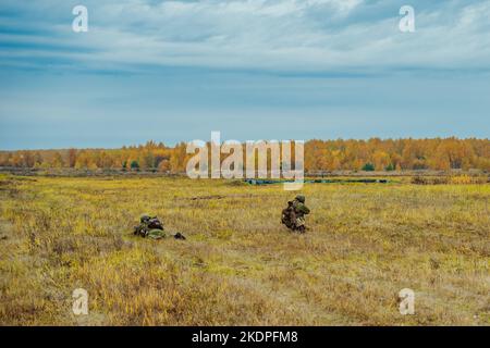 Tir à l'ennemi. Un soldat mobilisé de Russie. Participer à un conflit militaire. Point d'accès. Des soldats en camouflage Banque D'Images