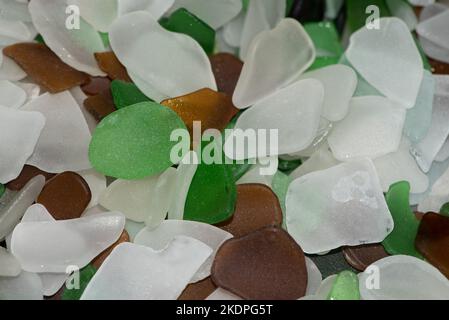 Le gass de mer - petits morceaux polis et usés de bouteilles cassées et d'autres produits en verre - recueillis de la plage faire un affichage coloré et un reguetter Banque D'Images