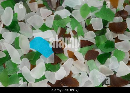 Le gass de mer - petits morceaux polis et usés de bouteilles cassées et d'autres produits en verre - recueillis de la plage faire un affichage coloré et un reguetter Banque D'Images