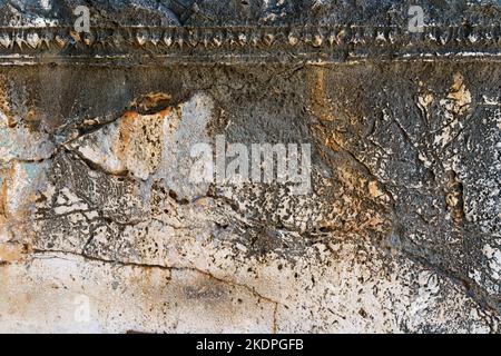 Texte antique grec antique et inscriptions sur le mur en pierre du temple. Culture grecque ancienne, alphabet et écriture de fond, concept d'histoire. Photo de haute qualité Banque D'Images