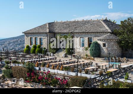 Saranda, Albanie - 10 septembre 2021 : vue sur le restaurant du château de Lekuresi (restaurant Kalaja e Lekuresit) au sommet d'une montagne près de Saranda, au sud Banque D'Images