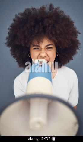 Femme, mégaphone et cri de protestation, d'opinion et de voix pour la justice sociale dans un contexte de studio. Haut-parleur, latino femme et portrait fille Banque D'Images