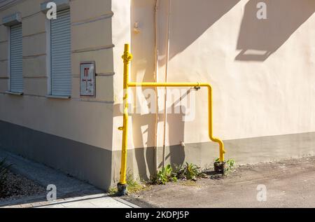 Point d'entrée du gaz dans un bâtiment résidentiel. Tuyaux de gaz avec vanne sur le mur du bâtiment. Point de distribution de gaz dans une maison d'appartement Banque D'Images