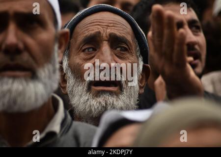 Srinagar, Inde. 07th novembre 2022. Kashmiri l'homme musulman dévot en priant en tant que prêtre montre une relique de Soufi saint Sheikh Syed Abdul Qadir Jeelani devant son sanctuaire à Srinagar, Cachemire contrôlé par l'Inde, le lundi 7 novembre 2022. Des centaines de dévotés se sont réunis au sanctuaire pour le festival de 11 jours qui marque l'anniversaire de la mort du saint Soufi. (Photo de Mubashir Hassan/Pacific Press) crédit: Pacific Press Media production Corp./Alay Live News Banque D'Images