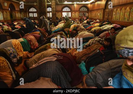 Srinagar, Inde. 07th novembre 2022. Les femmes musulmanes de Kashmiri offrent des prières spéciales au sanctuaire de Dastgeer Sahib Soufi saint Sheikh Syed Abdul Qadir Jeelani à l'intérieur de son sanctuaire de Srinagar, Cachemire contrôlé par l'Inde, le lundi 7 novembre 2022. Des centaines de dévotés se sont réunis au sanctuaire pour le festival de 11 jours qui marque l'anniversaire de la mort du saint Soufi. (Photo de Mubashir Hassan/Pacific Press) crédit: Pacific Press Media production Corp./Alay Live News Banque D'Images