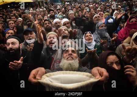 Srinagar, Inde. 07th novembre 2022. Les femmes musulmanes Kashmiri dévotées pleurent en priant en tant que sacrificateur expose une relique du Soufi saint-Cheikh Syed Abdul Qadir Jeelani devant son sanctuaire à Srinagar, au Cachemire sous contrôle indien, le lundi 7 novembre 2022. Des centaines de dévotés se sont réunis au sanctuaire pour le festival de 11 jours qui marque l'anniversaire de la mort du saint Soufi. (Photo de Mubashir Hassan/Pacific Press) crédit: Pacific Press Media production Corp./Alay Live News Banque D'Images