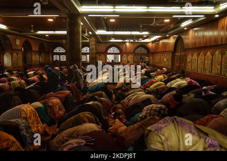 Srinagar, Inde. 07th novembre 2022. Les femmes musulmanes de Kashmiri offrent des prières spéciales au sanctuaire de Dastgeer Sahib Soufi saint Sheikh Syed Abdul Qadir Jeelani à l'intérieur de son sanctuaire de Srinagar, Cachemire contrôlé par l'Inde, le lundi 7 novembre 2022. Des centaines de dévotés se sont réunis au sanctuaire pour le festival de 11 jours qui marque l'anniversaire de la mort du saint Soufi. (Photo de Mubashir Hassan/Pacific Press) crédit: Pacific Press Media production Corp./Alay Live News Banque D'Images