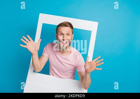 Photo portrait de jeune homme attrayant gai jazz bras sociaux médias post cadre porter une tenue rose tendance isolée sur fond de couleur cyan Banque D'Images