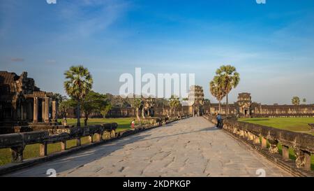 Une vue de retour sur la chaussée intérieure d'Angkor Wat en regardant vers la porte d'entrée principale. Près de Siem Reap, Cambodge. Banque D'Images