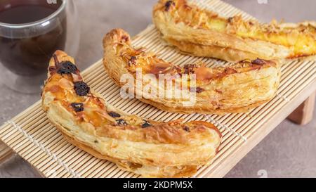 Délicieuse pâtisserie Banana avec crème de lait au foyer sélectif Banque D'Images