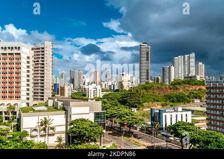 Salvador, Brésil - 22 février 2022: Vue sur la partie moderne de la ville près de l'océan Banque D'Images