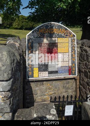 Un bien-être traditionnel sur le thème de l'artiste Mondrian dans le village d'Ashford dans l'eau, Derbyshire, Royaume-Uni Banque D'Images