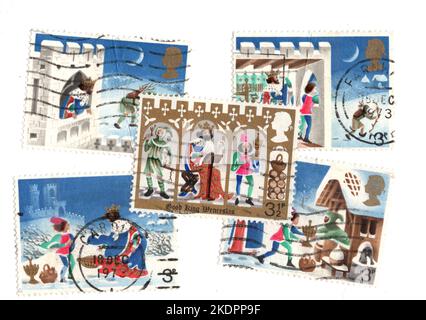 Timbres de Noël vintage du Royaume-Uni sur fond blanc. Banque D'Images