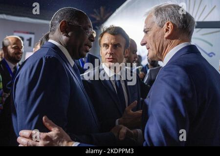 Charm el-Cheikh, Égypte 20221107.le Président français Emmanuel Macron salue le Premier ministre norvégien Jonas Gahr Stoere à la conférence sur le climat à Charm el-Cheikh. Photo: Javad Parsa / NTB Banque D'Images