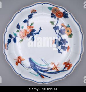 Antique japonais Kakiemon style Imari Porcelain plaque festonnée. Période Edo Banque D'Images