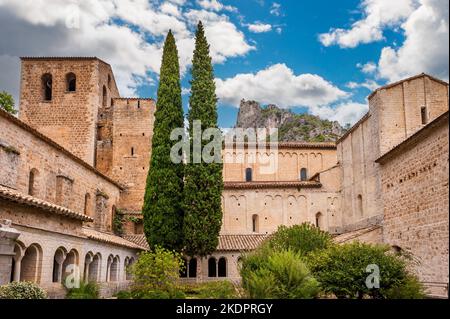 Cloître de l'abbaye de Saint-Guilhem-le-désert, village médiéval d'Hérault en Occitanie, France Banque D'Images