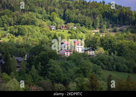 Maisons dans la ville de Szczyrk dans les montagnes de Beskids Silésiens, le comté de Bielsko, la Voïvodeship Silésienne dans le sud de la Pologne Banque D'Images