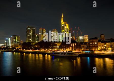 Vue sur Francfort-sur-le-main la nuit Banque D'Images
