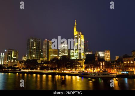 Vue sur Francfort-sur-le-main la nuit Banque D'Images
