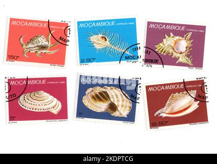 Montage de timbres-poste d'époque du Mozambique sur fond blanc. Banque D'Images