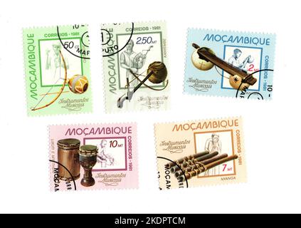 Montage de timbres-poste d'époque du Mozambique sur fond blanc. Banque D'Images
