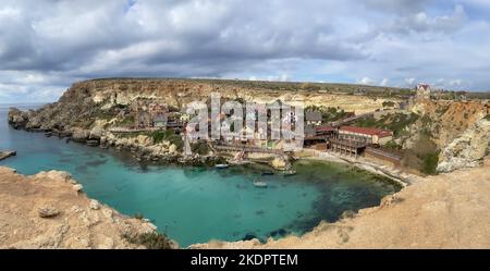 Mellieha, Malte - 12 février 2022 : sur les rives de la baie d'Anchor se trouve le village de tournage construit pour le film Popeye de 1980. Banque D'Images