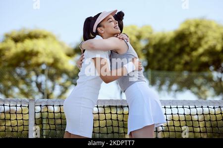 Court de tennis, hug ou fitness femmes dans la célébration, succès et félicitations de jeu d'entraînement, match d'entraînement ou de compétition d'exercice. Sourire, heureux Banque D'Images