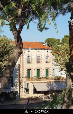 Collioure, France - octobre 2022 : vue sur la rue du bâtiment abritant le café-restaurant sur fond de ciel bleu dans la ville balnéaire méditerranéenne Banque D'Images