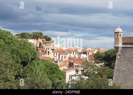 Vue sur les maisons de Collioure, en France, sur fond de ciel couvert Banque D'Images