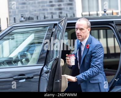 Londres, Royaume-Uni. 08th novembre 2022. Dominic Raab, vice-premier ministre Lord Chancelier et secrétaire d'État à la Justice, arrive à une réunion du cabinet au 10 Downing Street Londres. Crédit : Ian Davidson/Alay Live News Banque D'Images