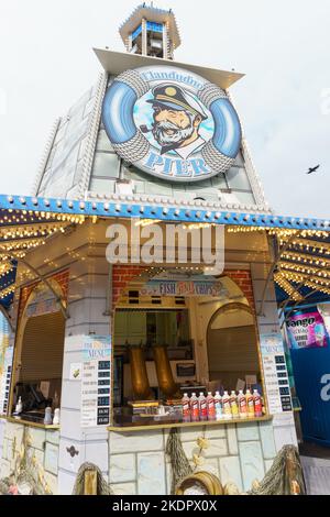 Jetée de Llandudno, kiosque à emporter de poissons et de copeaux dans la ville balnéaire de Llandudno, au nord du pays de Galles Banque D'Images