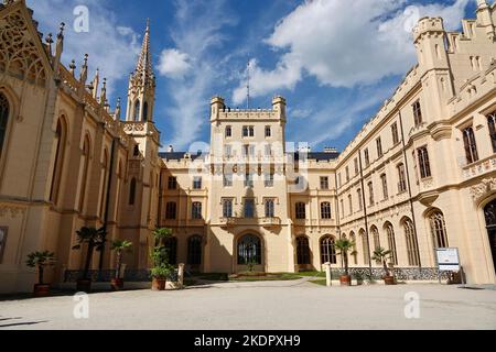 Château de Lednice avec de beaux jardins et parcs le jour d'été ensoleillé. Lednice-Valtice Paysage, région Moravie du Sud. Patrimoine mondial de l'UNESCO. Banque D'Images