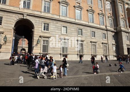 Les touristes font la queue pour les billets en dehors du Palais Royal baroque de Caserta / Reggia di Caserta, Italie, datant du 18th siècle. Banque D'Images