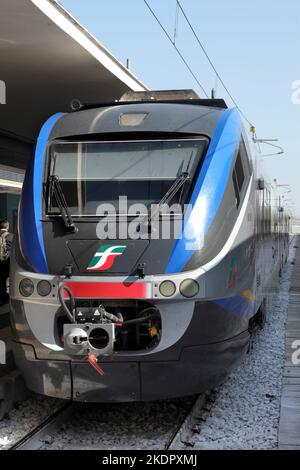 Les chemins de fer italiens 'Jazz' électrique multi-unités de train régional à la gare centrale de Naples, Italie. Banque D'Images