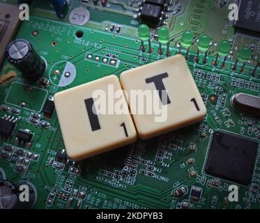 IT - technologie de l'information - Scrabble lettres / mot sur un PCB électronique Banque D'Images