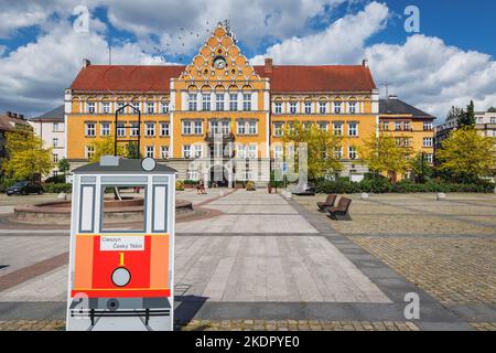 Photo en tramway devant le bâtiment de l'hôtel de ville sur la place de l'armée tchécoslovaque à Cesky Tesin, en République tchèque Banque D'Images
