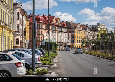 Bâtiments et voitures sur Nadrazni - Station Street dans la ville de Cesky Tesin, République Tchèque Banque D'Images