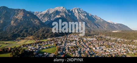 Hall Innsbruck Inn vallée. Alpes de Karwendel. Panorama aérien Banque D'Images