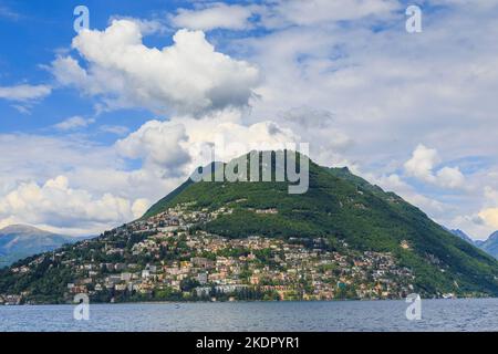 LUGANO, SUISSE - 12 MAI 2018 : vue sur le mont Bre depuis le lac de Lugano. Banque D'Images