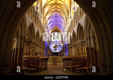 Installation de la terre de Gaia par l'artiste Luke Jerram à la cathédrale de Wells dans le Somerset. Banque D'Images