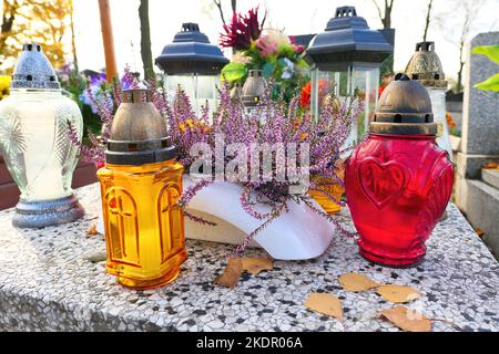 Bougies sur la tombe. Fête de la Toussaint le 1 novembre en Pologne Banque D'Images