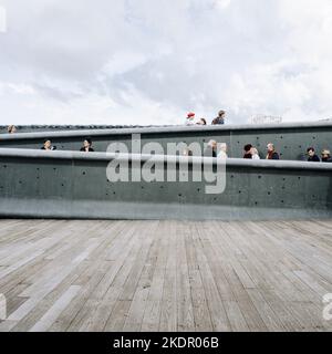 Marseille, France. 3 novembre 2018. Quelques touristes visitent le MUCEM près de l'ancien port de la ville Banque D'Images